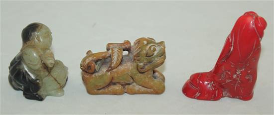 Two Chinese jade figures, a bowenite figure and a coral figure, 4.4cm